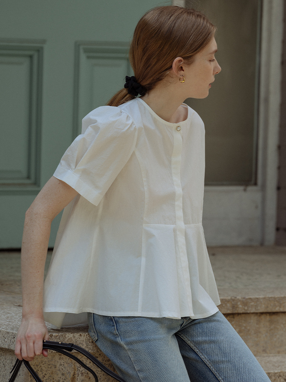 (Black만 예약배송)Pearl point flare blouse[2color]